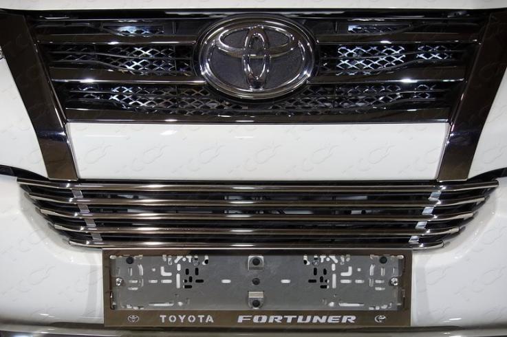 Накладки и молдинги на Toyota Fortuner фото 1