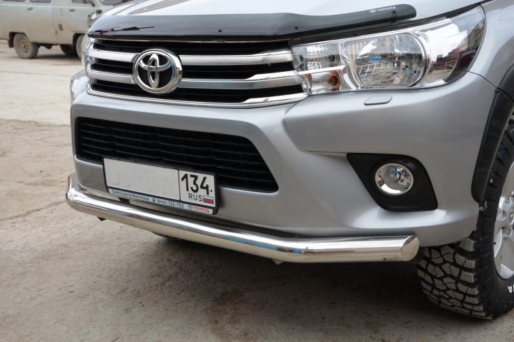 Защита переднего бампера на Toyota Hilux фото 1