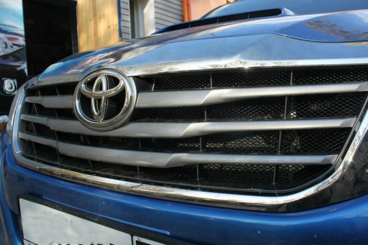 Защитные сетки радиатора на Toyota Hilux фото 1