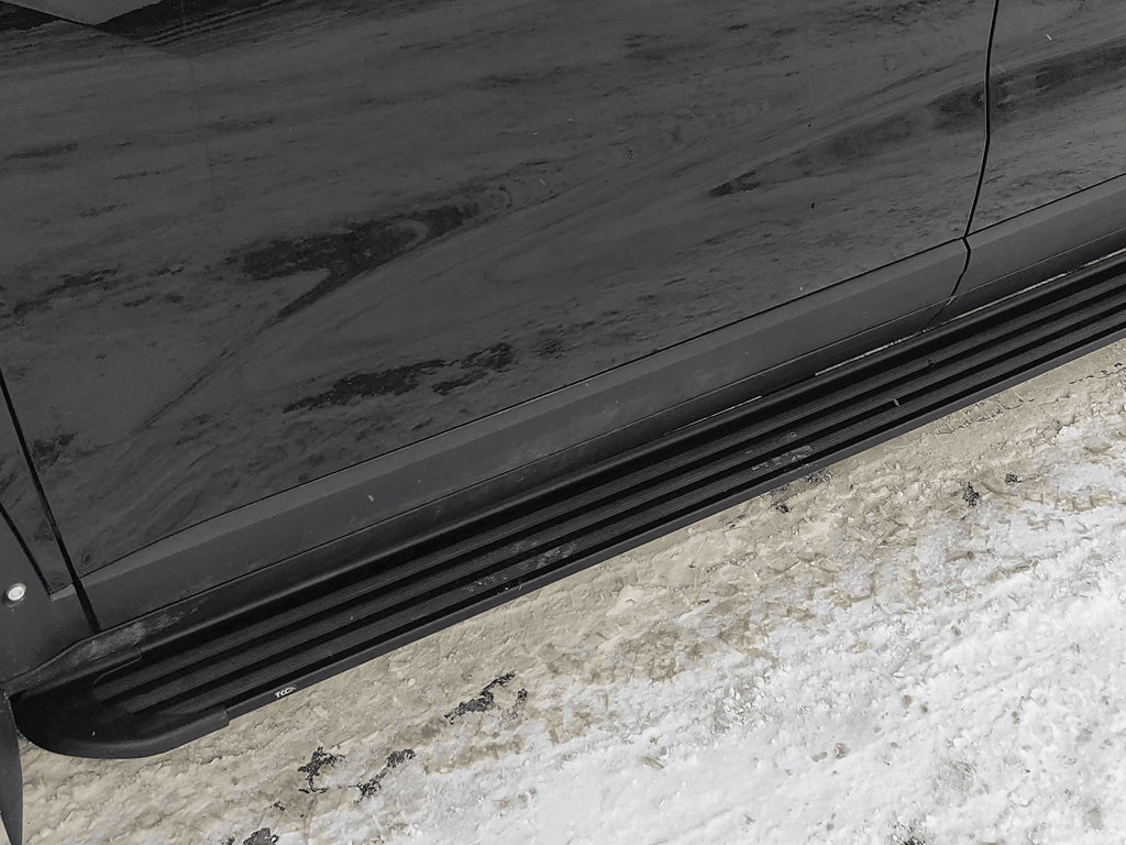 Пороги алюминиевые "Slim Line Black" 1820 мм на Haval Dargo