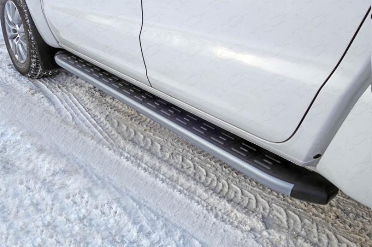 Пороги и боковые трубы на Volkswagen Amarok фото 1