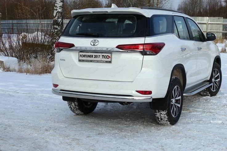 Защита заднего бампера на Toyota Fortuner фото 1
