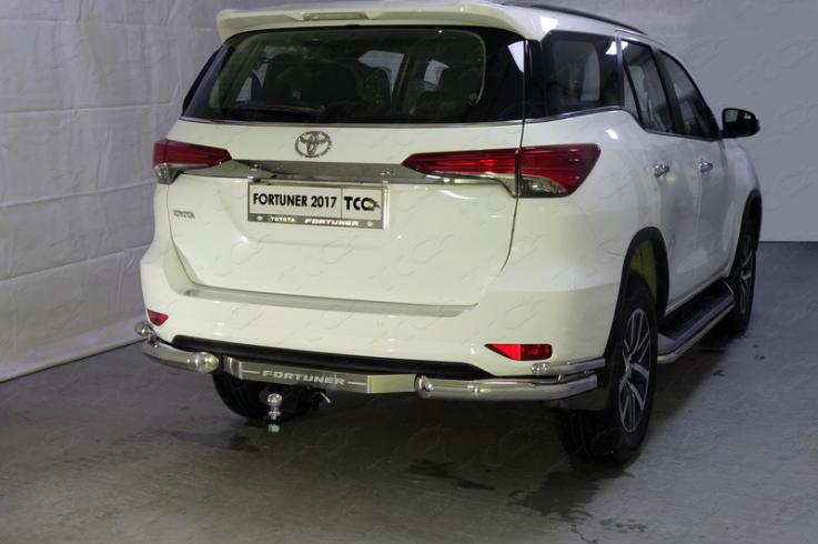 Защита заднего бампера на Toyota Fortuner фото 1