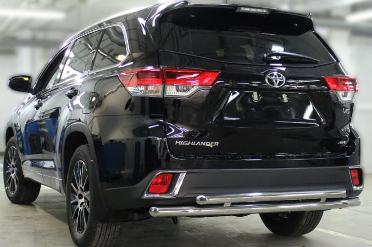 Защита заднего бампера на Toyota Highlander фото 1