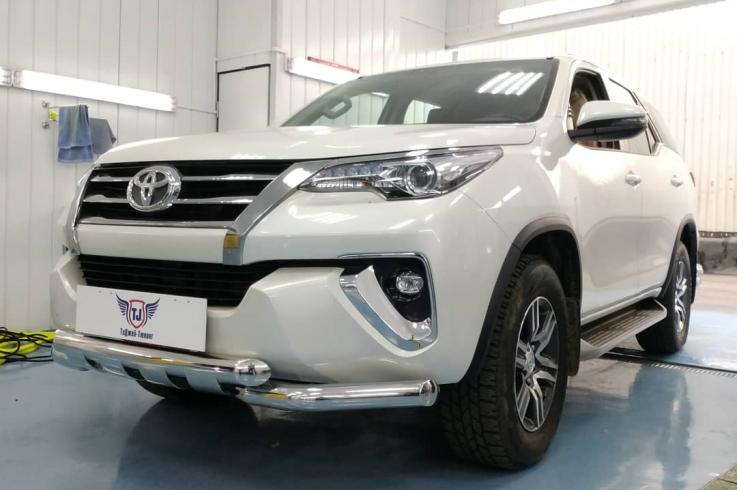 Защита переднего бампера на Toyota Fortuner фото 1