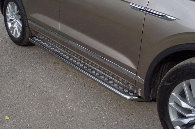 Пороги и боковые трубы на Volkswagen Touareg фото 1