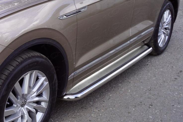 Пороги и боковые трубы на Volkswagen Touareg фото 1