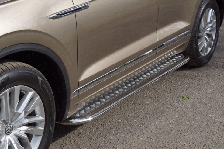Пороги и боковые трубы на Volkswagen Touareg фото 1