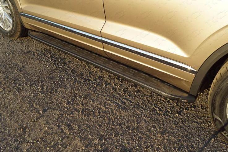 Пороги и боковые трубы на Volkswagen Touareg фото 1