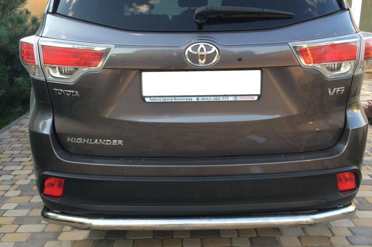 Защита заднего бампера на Toyota Highlander фото 1