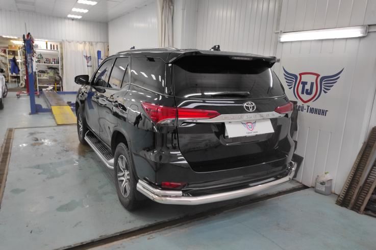 Защита заднего бампера на Toyota Fortuner фото 1