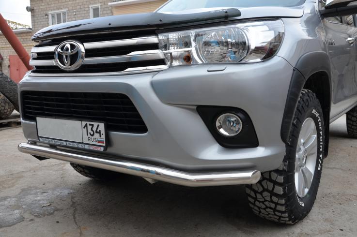 Защита переднего бампера на Toyota Hilux фото 1