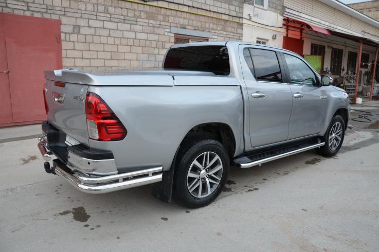 Защита заднего бампера на Toyota Hilux фото 1