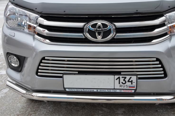 Накладки и молдинги на Toyota Hilux фото 1