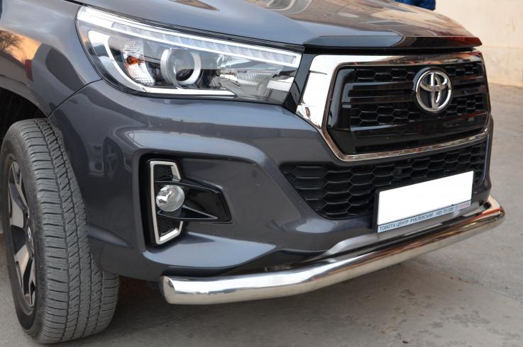 Защита переднего бампера на Toyota Hilux фото 1