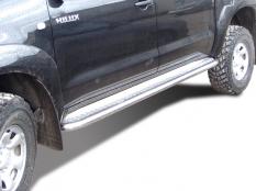 Пороги и боковые трубы на Toyota Hilux фото 3