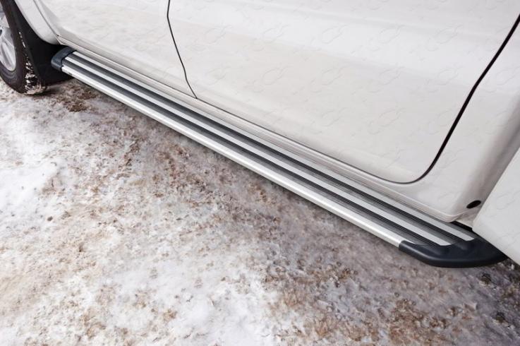 Пороги и боковые трубы на Volkswagen Amarok фото 1