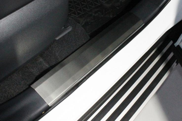 Накладки и молдинги на Toyota RAV4 фото 1