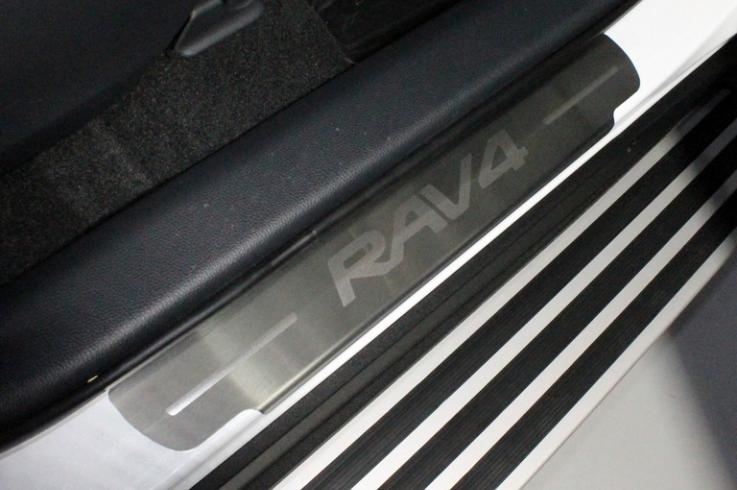 Накладки и молдинги на Toyota RAV4 фото 1