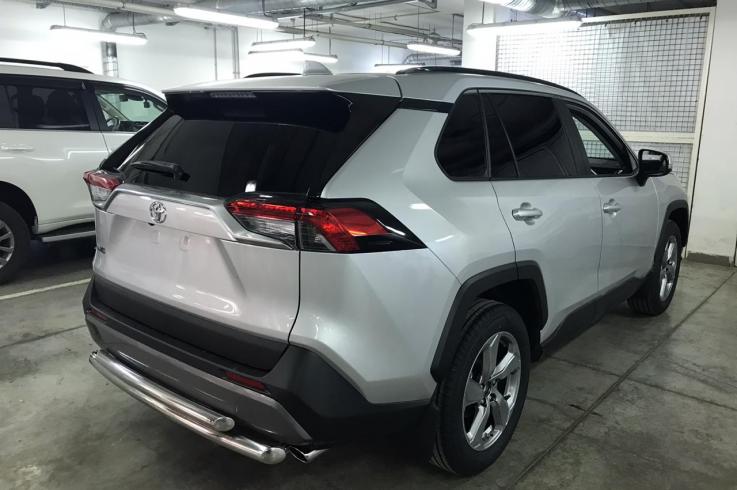 Защита заднего бампера на Toyota RAV4 фото 1
