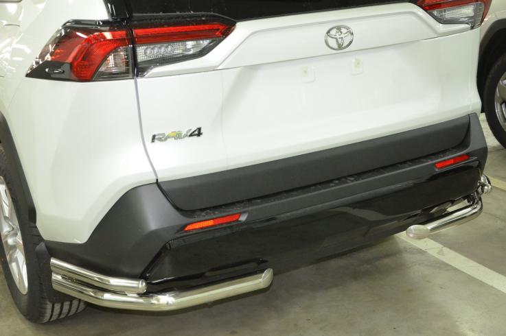 Защита заднего бампера на Toyota RAV4 фото 1