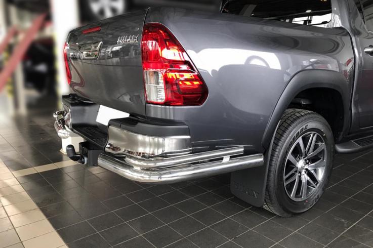 Защита заднего бампера на Toyota Hilux фото 1