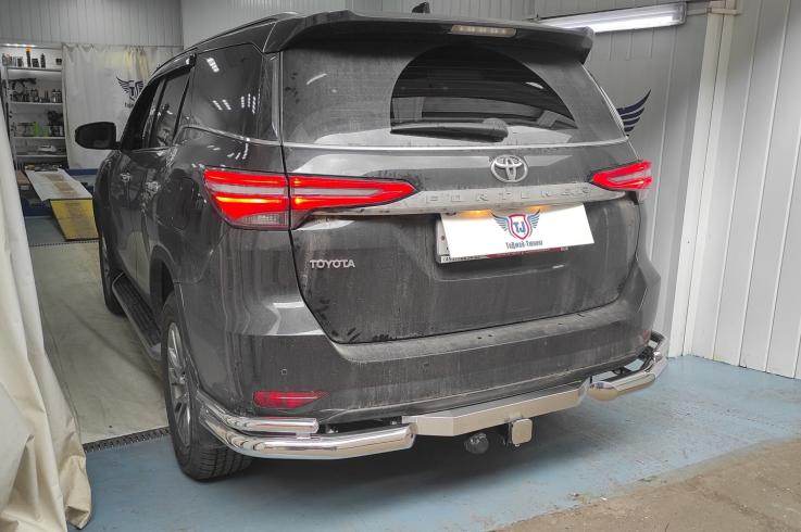 Защита заднего бампера на Toyota Fortuner фото 1
