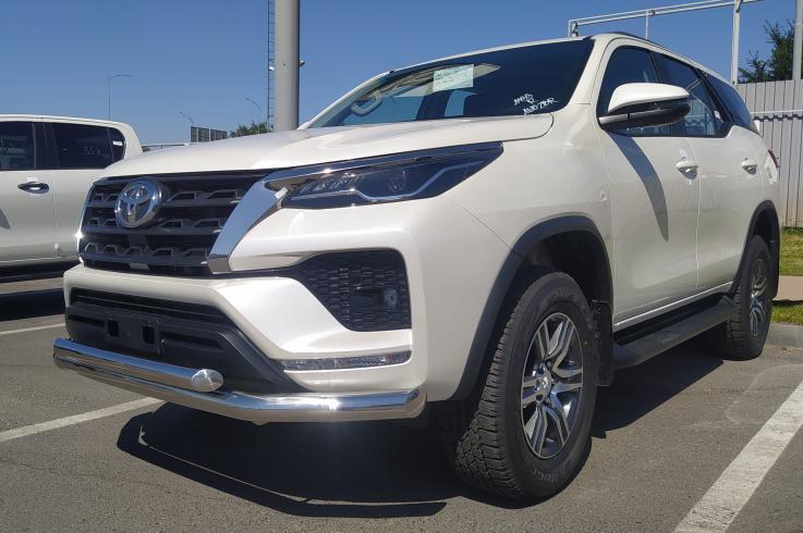 Защита переднего бампера на Toyota Fortuner фото 1