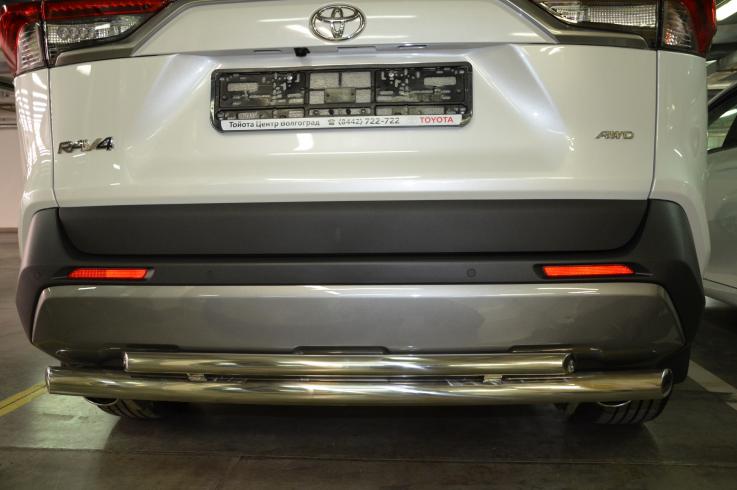 Защита заднего бампера на Toyota RAV4 фото 1