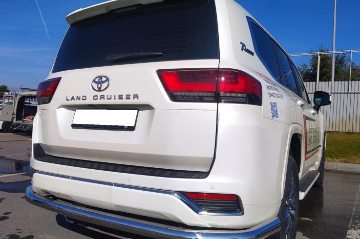 Защита заднего бампера на Toyota Land Cruiser 300 70th Anniversary фото 1