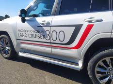 Пороги и боковые трубы на Toyota Land Cruiser 300 70th Anniversary фото 13