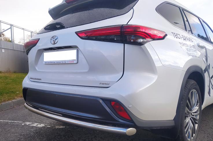 Защита заднего бампера на Toyota Highlander фото 1