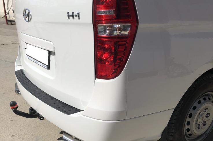Защита заднего бампера на Hyundai H-1 фото 1