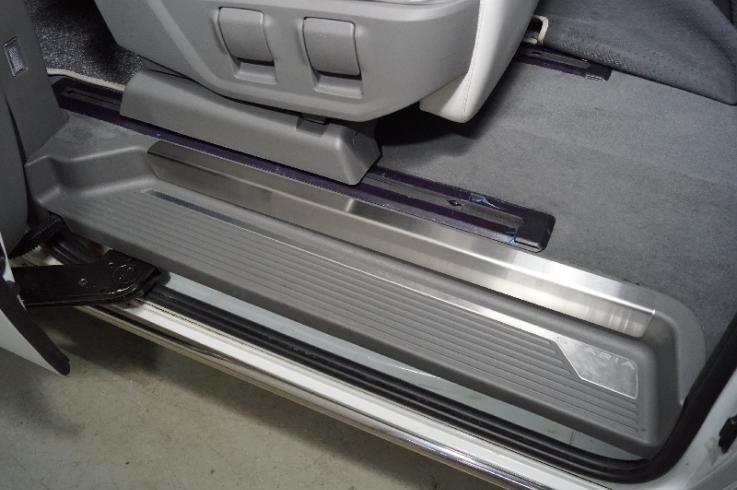 Накладки и молдинги на Hyundai Staria фото 1