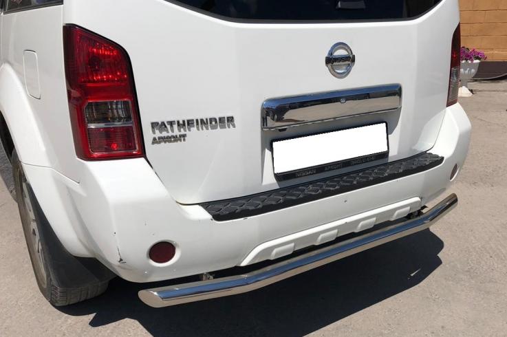 Защита заднего бампера на Nissan Pathfinder фото 1