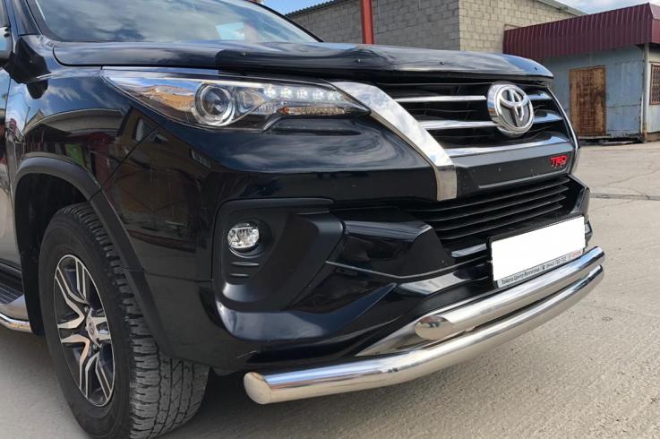 Защита переднего бампера на Toyota Fortuner фото 1