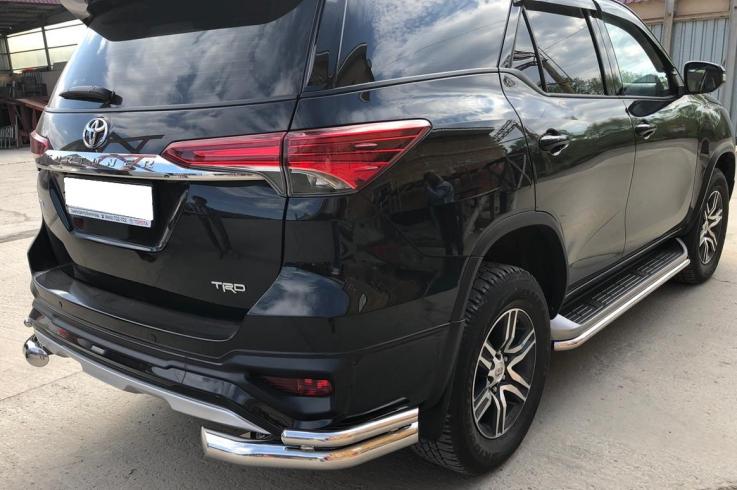 Защита заднего бампера на Toyota Fortuner фото 1