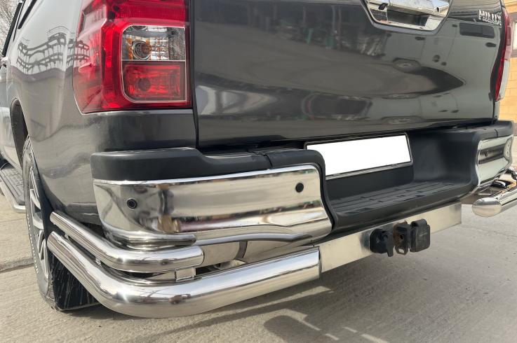 Защита заднего бампера на Toyota Hilux фото 1