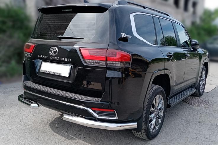 Защита заднего бампера на Toyota Land Cruiser 300 70th Anniversary фото 1