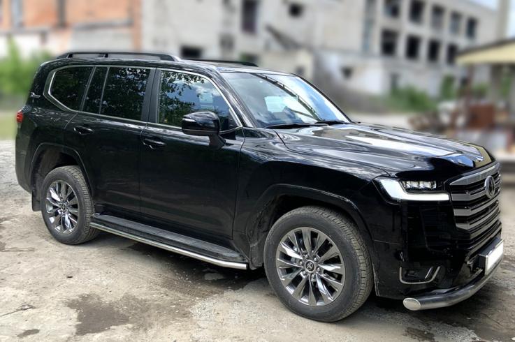 Пороги и боковые трубы на Toyota Land Cruiser 300 GR Sport фото 1