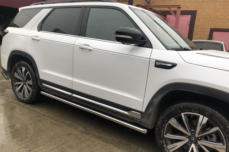 Пороги и боковые трубы на Changan CS95 фото 1