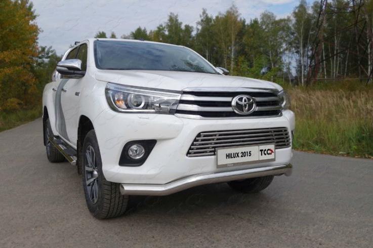 Защита переднего бампера на Toyota Hilux фото 1