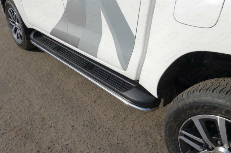 Пороги и боковые трубы на Toyota Hilux фото 1