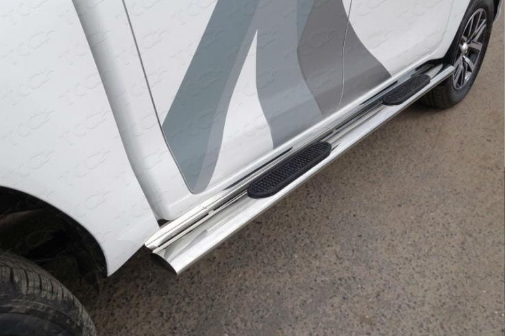 Пороги и боковые трубы на Toyota Hilux фото 1
