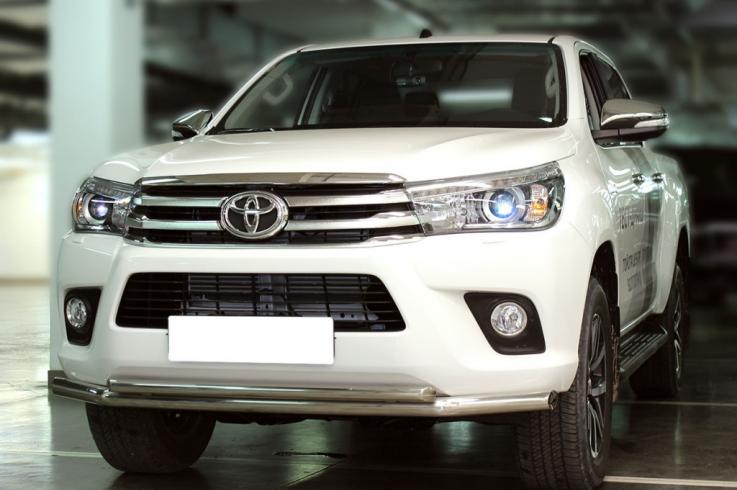 Защита переднего бампера на Toyota Hilux фото 1