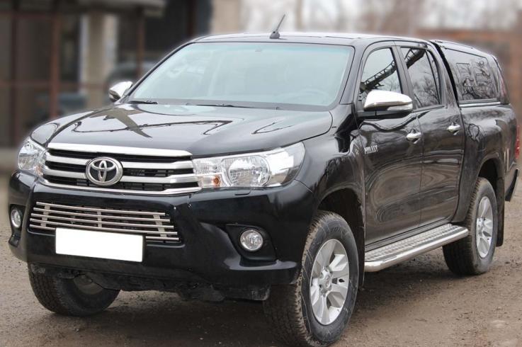 Пороги и боковые трубы на Toyota Hilux фото 1