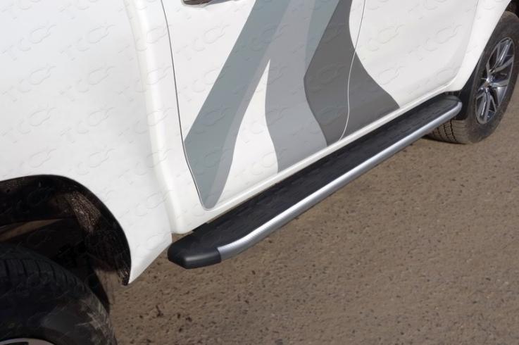 Пороги и боковые трубы на Toyota Hilux фото 1
