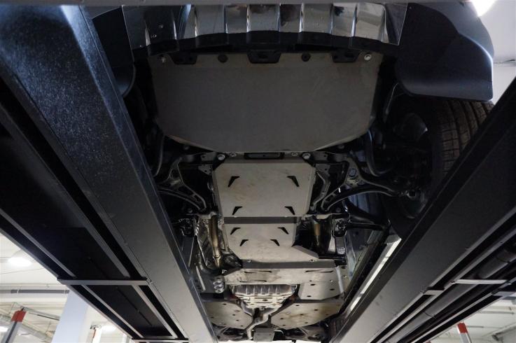 Защита картера двигателя и КПП на Jeep Grand Cherokee фото 1