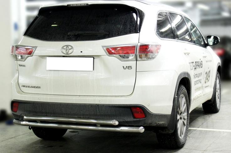 Защита заднего бампера на Toyota Highlander фото 1