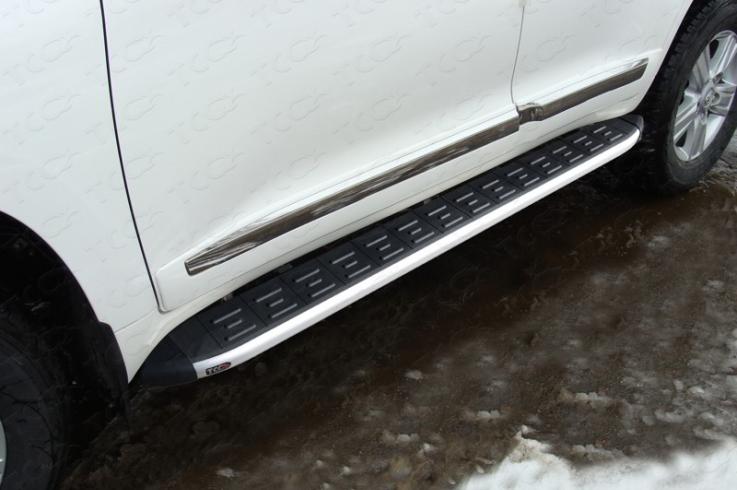 Пороги и боковые трубы на Toyota Land Cruiser 200 фото 1